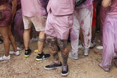 HARO (ESPAÑA), 29/06/2026.- Detalle de los tatuajes de uno de los participantes este lunes en la batalla del Vino de Haro, Fiesta de Interés Turístico Nacional, en la que sus participantes se lanzan unos a otros litros de vino sin descanso en un impresionante espectáculo, que concluye al mediodía, y que en 2025, al ser domingo, congregó a cerca de 10.000 personas, que tiñeron de morado el paraje de los Riscos de Bilibio con unos 40.000 litros de vino. EFE/ Villar López