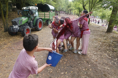 HARO (ESPAÑA), 29/06/2026.- Un grupo de personas participa este lunes en la batalla del Vino de Haro, Fiesta de Interés Turístico Nacional, en la que sus participantes se lanzan unos a otros litros de vino sin descanso en un impresionante espectáculo, que concluye al mediodía, y que en 2025, al ser domingo, congregó a cerca de 10.000 personas, que tiñeron de morado el paraje de los Riscos de Bilibio con unos 40.000 litros de vino. EFE/ Villar López