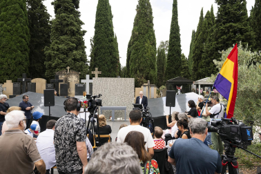 Foto de la entrega de los restos de Ramón Bengaray Zabalza, Dionisio Gutiérrez Ijalba y Epifanio Osoro Icobalceta a sus familiares.