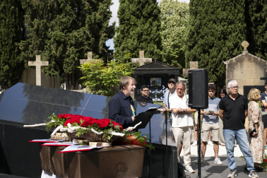 Foto de la entrega de los restos de Ramón Bengaray Zabalza, Dionisio Gutiérrez Ijalba y Epifanio Osoro Icobalceta a sus familiares.