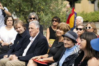 Foto de la entrega de los restos de Ramón Bengaray Zabalza, Dionisio Gutiérrez Ijalba y Epifanio Osoro Icobalceta a sus familiares.
