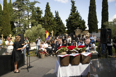 Foto de la entrega de los restos de Ramón Bengaray Zabalza, Dionisio Gutiérrez Ijalba y Epifanio Osoro Icobalceta a sus familiares.