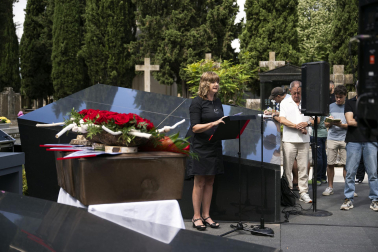 Foto de la entrega de los restos de Ramón Bengaray Zabalza, Dionisio Gutiérrez Ijalba y Epifanio Osoro Icobalceta a sus familiares.
