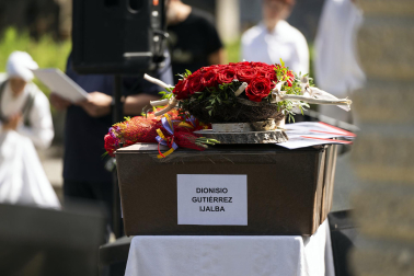 Foto de la entrega de los restos de Ramón Bengaray Zabalza, Dionisio Gutiérrez Ijalba y Epifanio Osoro Icobalceta a sus familiares.