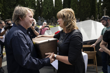 Foto de la entrega de los restos de Ramón Bengaray Zabalza, Dionisio Gutiérrez Ijalba y Epifanio Osoro Icobalceta a sus familiares.