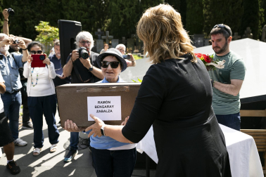 Foto de la entrega de los restos de Ramón Bengaray Zabalza, Dionisio Gutiérrez Ijalba y Epifanio Osoro Icobalceta a sus familiares.