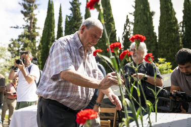 Foto de la entrega de los restos de Ramón Bengaray Zabalza, Dionisio Gutiérrez Ijalba y Epifanio Osoro Icobalceta a sus familiares.