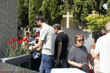 Foto de la entrega de los restos de Ramón Bengaray Zabalza, Dionisio Gutiérrez Ijalba y Epifanio Osoro Icobalceta a sus familiares.
