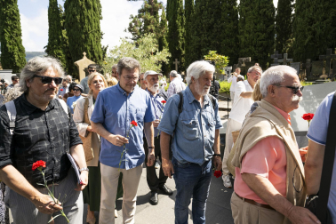Foto de la entrega de los restos de Ramón Bengaray Zabalza, Dionisio Gutiérrez Ijalba y Epifanio Osoro Icobalceta a sus familiares.