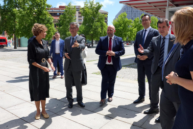 Foto del acto de presentación de la empresa Hithium al ecosistema industrial navarro.