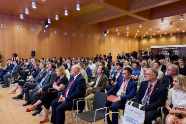 Foto del acto de presentación de la empresa Hithium al ecosistema industrial navarro.