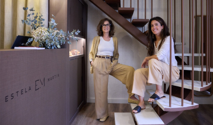 Estela Martín y Estela Basterrechea, madre e hija, posan en su tienda, en la calle Amaya de Pamplona