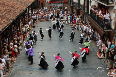 Trapatan y baile de la bandera en el día de San Pedro en las fiestas 2026 de Santesteban