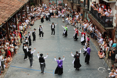 Trapatan y baile de la bandera en el día de San Pedro en las fiestas 2026 de Santesteban