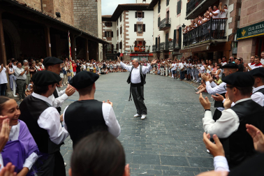 Trapatan y baile de la bandera en el día de San Pedro en las fiestas 2026 de Santesteban