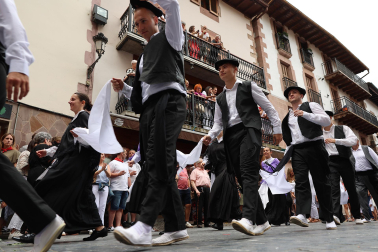 Trapatan y baile de la bandera en el día de San Pedro en las fiestas 2026 de Santesteban