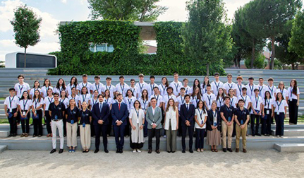 Alumnos de la XXI Edición de Becas Europa Santander Universidad Francisco de Vitoria acompañados del rector de la UFV, Daniel Sada.