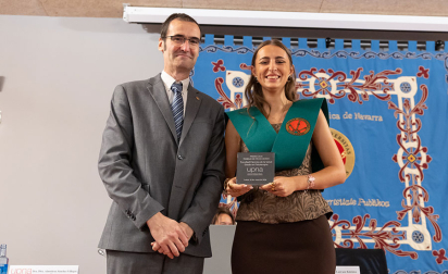 La premiada en fisioterapia recoge su premio en el Campus de Tudela de manos del vicerrector de Investigación de la UPNA, Martin Larraza