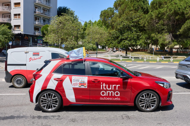 Foto de la concentración de las autoescuelas de Navarra ante la Jefatura de Tráfico.