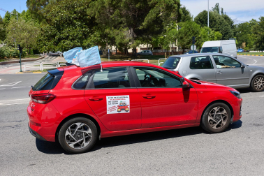 Foto de la concentración de las autoescuelas de Navarra ante la Jefatura de Tráfico.