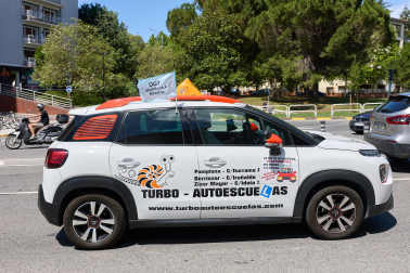 Foto de la concentración de las autoescuelas de Navarra ante la Jefatura de Tráfico.