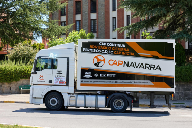 Foto de la concentración de las autoescuelas de Navarra ante la Jefatura de Tráfico.