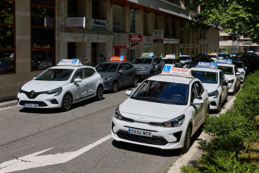 Foto de la concentración de las autoescuelas de Navarra ante la Jefatura de Tráfico.