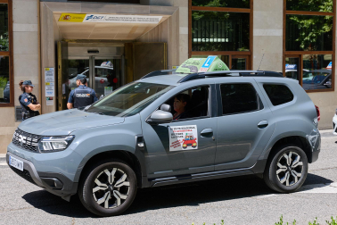 Foto de la concentración de las autoescuelas de Navarra ante la Jefatura de Tráfico.