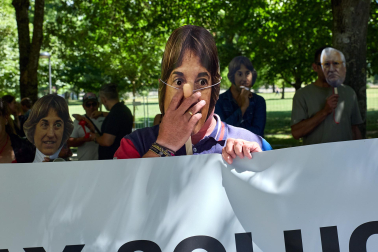 Foto de la concentración de las autoescuelas de Navarra ante la Jefatura de Tráfico.
