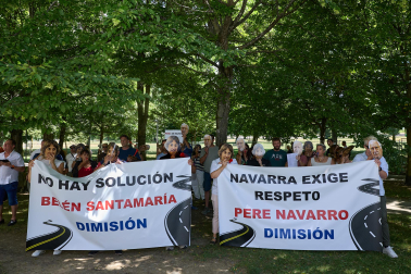 Foto de la concentración de las autoescuelas de Navarra ante la Jefatura de Tráfico.