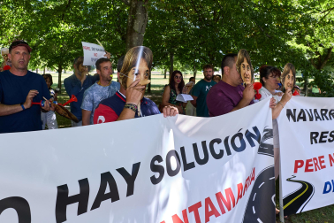 Foto de la concentración de las autoescuelas de Navarra ante la Jefatura de Tráfico.