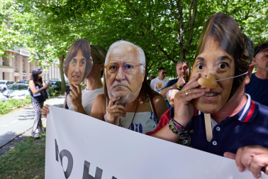 Foto de la concentración de las autoescuelas de Navarra ante la Jefatura de Tráfico.