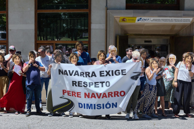 Foto de la concentración de las autoescuelas de Navarra ante la Jefatura de Tráfico.