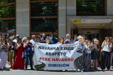 Foto de la concentración de las autoescuelas de Navarra ante la Jefatura de Tráfico.
