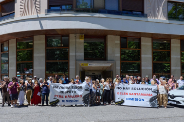 Foto de la concentración de las autoescuelas de Navarra ante la Jefatura de Tráfico.