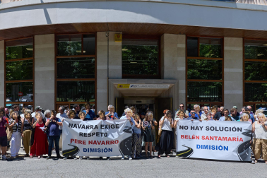 Foto de la concentración de las autoescuelas de Navarra ante la Jefatura de Tráfico.