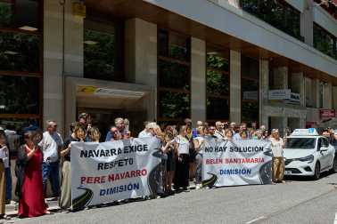 Foto de la concentración de las autoescuelas de Navarra ante la Jefatura de Tráfico.