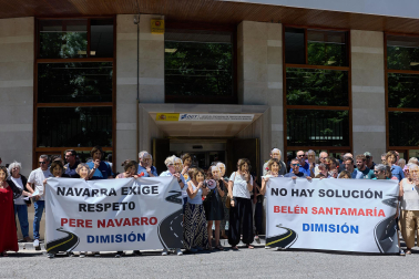 Foto de la concentración de las autoescuelas de Navarra ante la Jefatura de Tráfico.