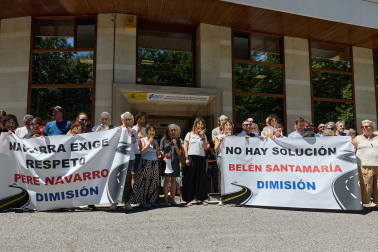 Foto de la concentración de las autoescuelas de Navarra ante la Jefatura de Tráfico.