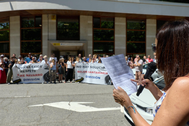 Foto de la concentración de las autoescuelas de Navarra ante la Jefatura de Tráfico.