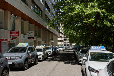 Foto de la concentración de las autoescuelas de Navarra ante la Jefatura de Tráfico.