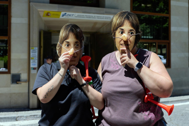 Foto de la concentración de las autoescuelas de Navarra ante la Jefatura de Tráfico.