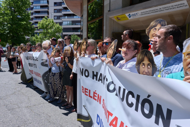 Foto de la concentración de las autoescuelas de Navarra ante la Jefatura de Tráfico.