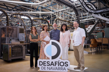 A* Jesús Garzaron F* 2026_06_24 T* Videopodcast de DESAFÍOS. Mariluz, Mamen, Diana y Carlos. L* Rotativa del Diario de Navarra, Cordovilla.Desde la izquierda: Diana de Miguel, Marialuz Vicondoa, Yulen Garmendia, Mamen Garde y Carlos Lipúzcoa. JESÚS GARZARON