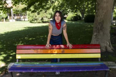 Marta Garatea, en el banco con los colores LGTBI del parque de la Media Luna