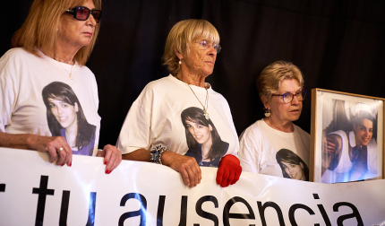 Tres mujeres sujetan la pancarta durante el acto de recuerdo a Nagore Laffage