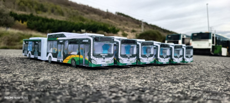 Maquetas de seis villavesas en la campa de las cocheras del transporte urbano comarcal.