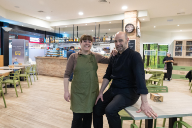 Itziar Mauleón Serrano y Néstor Gil Eraso en el interior de su local