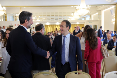 Fotos del desayuno de trabajo con Gonzalo Gortázar (CEO de CaixaBank)