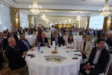 Fotos del desayuno de trabajo con Gonzalo Gortázar (CEO de CaixaBank)